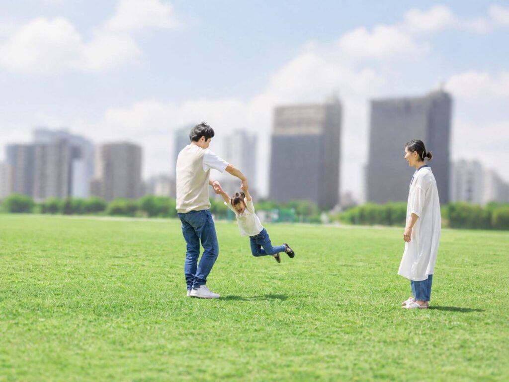 芝の上で遊ぶ家族